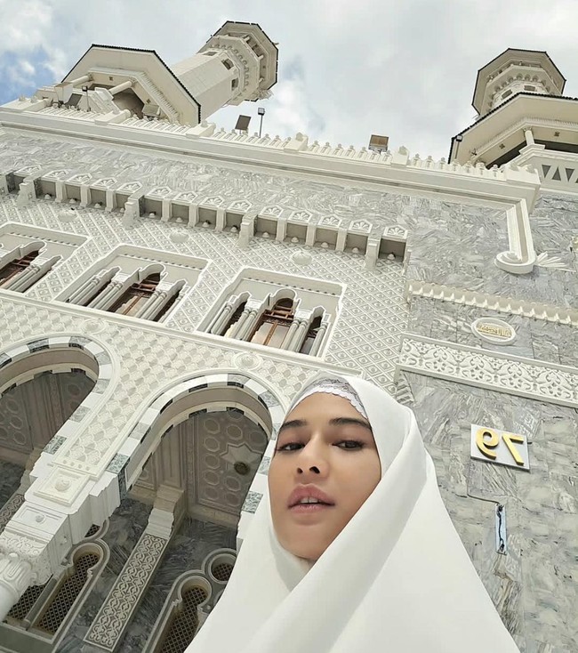 Pemain serial Gadis Kretek ini mengunggah foto selfie dengan angle dari bawah sambil memakai hijab bergo putih. Warganet memuji kecantikan Dian Sastro ketika berhijab. Foto: Dok. Instagram @therealdisastr.