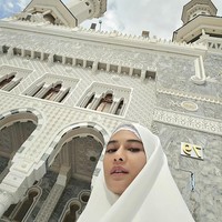 Pemain serial Gadis Kretek ini mengunggah foto selfie dengan angle dari bawah sambil memakai hijab bergo putih. Warganet memuji kecantikan Dian Sastro ketika berhijab. Foto: Dok. Instagram @therealdisastr.