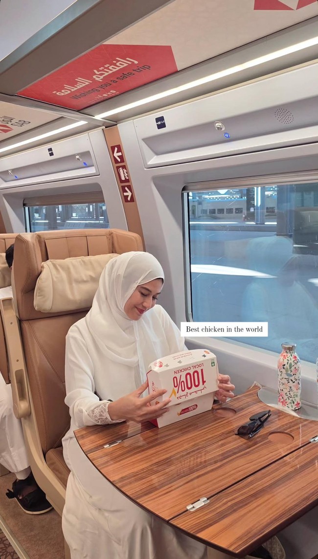 Pemain film Ada Apa dengan Cinta? ini juga mengunggah video ketika berada di dalam kereta cepat dan hendak menyantap makanan. Dian tampil menggunakan hijab pashmina dan dress putih. Foto: Dok. Instagram @therealdisastr.