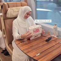 Pemain film Ada Apa dengan Cinta? ini juga mengunggah video ketika berada di dalam kereta cepat dan hendak menyantap makanan. Dian tampil menggunakan hijab pashmina dan dress putih. Foto: Dok. Instagram @therealdisastr.
