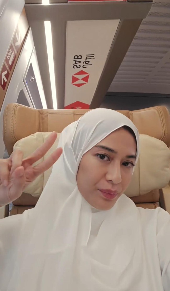 Postingan Dian Sastrowardoyo berhijab selama di Tanah Suci langsung mendapatkan banjir pujian dari warganet. Seperti di foto ini Dian terlihat mengenakan hijab pashmina yang dibentuk simpel. “Cakep bgt kak masyaAllah,” puji akun @_poppyyyx. “Berkerudung ,” ucap akun @vikyveovinza.”MasyaAlloh, pake tiap hari aja mba gmn?” timpal akun @m_abdulrohman_. “ kok cantik banget Mashallah...” puji akun @mrfasalli. Foto: Dok. Instagram @therealdisastr.