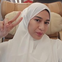 Postingan Dian Sastrowardoyo berhijab selama di Tanah Suci langsung mendapatkan banjir pujian dari warganet. Seperti di foto ini Dian terlihat mengenakan hijab pashmina yang dibentuk simpel. “Cakep bgt kak masyaAllah,” puji akun @_poppyyyx. “Berkerudung ,” ucap akun @vikyveovinza.”MasyaAlloh, pake tiap hari aja mba gmn?” timpal akun @m_abdulrohman_. “ kok cantik banget Mashallah...” puji akun @mrfasalli. Foto: Dok. Instagram @therealdisastr.