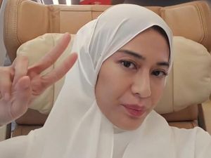 7 Gaya Dian Sastrowardoyo Bikin Pangling Pakai Hijab Serba Putih saat Umrah