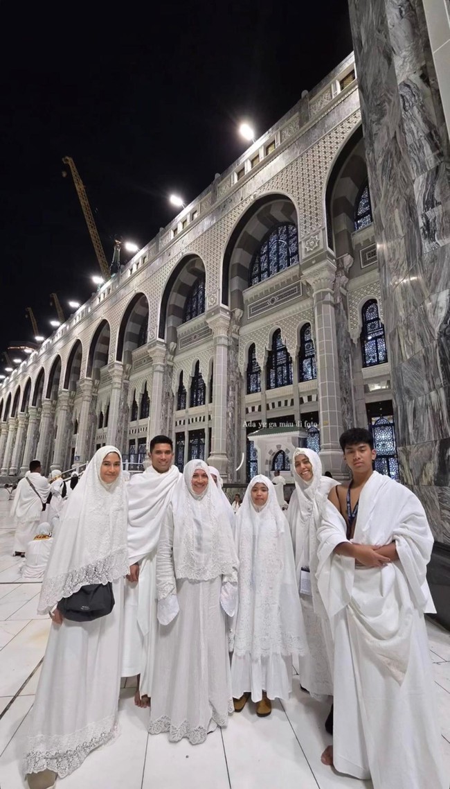 Pemain film Pasir Berbisik ini umrah bersama suaminya, Maulana Indraguna Sutowo dan keluarganya. Mereka kompak memakai busana serba putih. Foto: Dok. Instagram @therealdisastr.