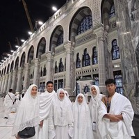 Pemain film Pasir Berbisik ini umrah bersama suaminya, Maulana Indraguna Sutowo dan keluarganya. Mereka kompak memakai busana serba putih. Foto: Dok. Instagram @therealdisastr.