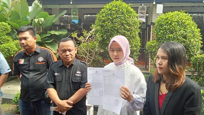 Hasneni Fitria (25) melaporkan balik kedua tetangganya ke Polda Sumsel