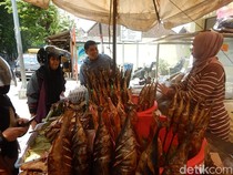 Video: Berkah Penjual Ikan Asap di Tuban saat Long Weekend, Raup Cuan Jutaan Rupiah