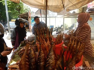 Penjual Ikan Asap Tuban Ketiban Berkah saat Libur Panjang Imlek
