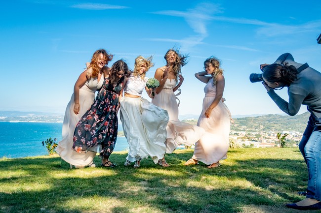 Ilustrasi pengantin berfoto diterpa angin kencang