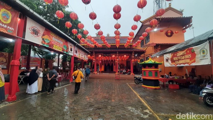 Suasana Pasar Imlek di Kelenteng Hok Tik Bio Pati, Senin (27/1/2025).