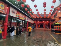Melihat Kemeriahan Pasar Imlek di Kelenteng Hok Tik Bio Pati
