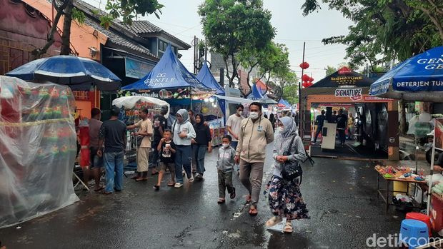 Suasana Pasar Imlek di Kelenteng Hok Tik Bio Pati, Senin (27/1/2025).
