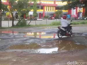 Kendala Pemkab Bone Perbaiki Jalan Dekat Kantor DPRD 10 Tahun Rusak Parah