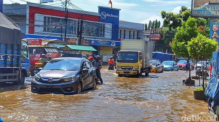 Jalan Raya Dayeuhkolot terendam banjir.