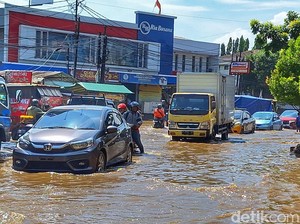 Banjir Masih Rendam Dayeuhkolot dan Bojongsoang Bandung