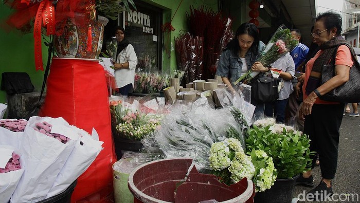 Jelang Imlek penjualan bunga di Pasar Bunga Rawa Belong, Jakarta, meningkat. Warga mencari bunga sedap malam.