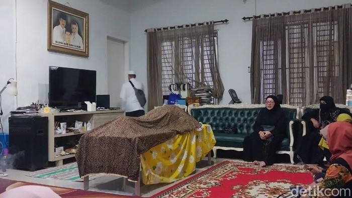 Jenazah Emilia Contessa disemayamkan di rumah duka di Banyuwangi.