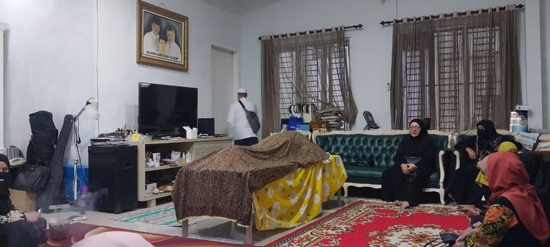 Jenazah Emilia Contessa yang disemayamkan di rumah duka Banyuwangi.