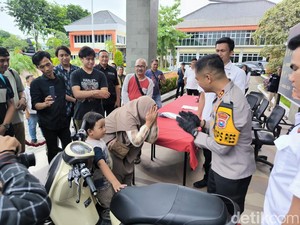 Tangis Haru Ibu di Gresik Saat Polisi Berhasil Temukan Motornya yang Dicuri
