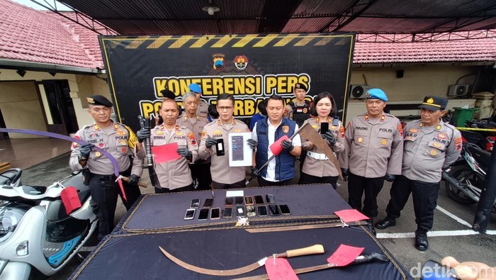 Kapolres Purbalingga, AKBP Achmad Akbar didampingi anggotanya menunjukkan barang bukti senjata tajam dalam kasus tawuran antar kelompok remaja di Mapolres Purbalingga, Senin (27/1/2025).