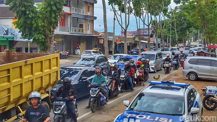Kemacetan di jalur menuju Ciwidey, Kabupaten Bandung.