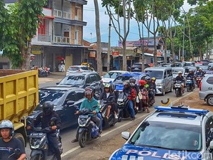 Perjuangan Keras Wisatawan Menembus Padatnya Jalur Ciwidey