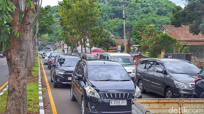 Kemacetan di jalur menuju Ciwidey, Kabupaten Bandung.