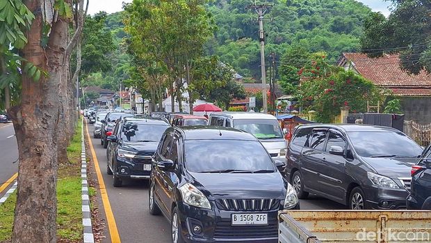 Kemacetan di jalur menuju Ciwidey, Kabupaten Bandung.