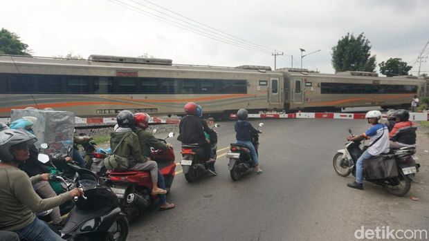 Kepadatan lalu lintas di Jalur Arteri Jombang saat libur panjang Imlek 2025.