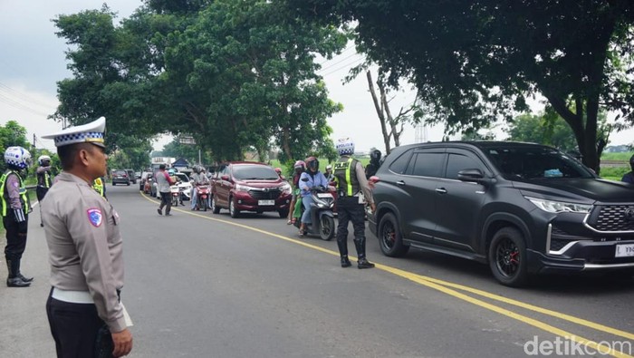 Kepadatan lalu lintas di Jalur Arteri Jombang saat libur panjang Imlek 2025.