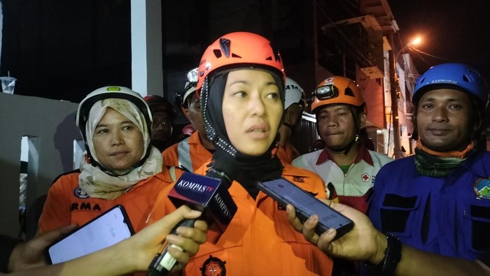 Kepala Kantor SAR Jakarta, Desiana, di lokasi coran tower roboh di Bekasi, Senin (27/1/2025).