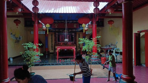 Klenteng Siang Lay di Kota Kupang, NTT, dibersihkan menjelang Hari Raya Imlek 2025, Senin (27/2025). (Simon Selly/detikBali)