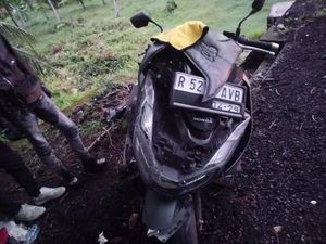 Dua Motor Tabrakan di Jalan Denpasar-Gilimanuk gegara Jalan Berlubang