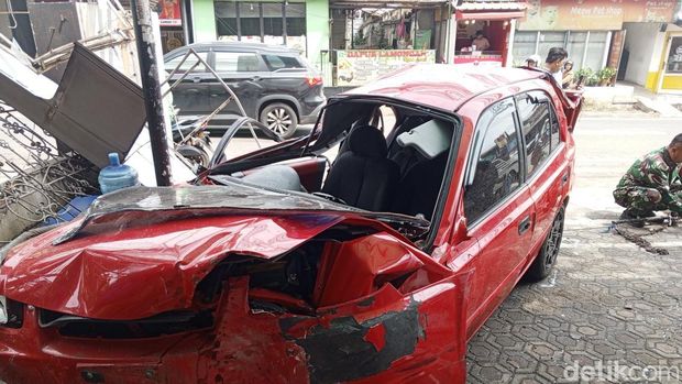 Kondisi sedan merah usai menabrak beberapa kendaraan di Jatinangor, Sumedang.