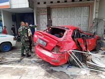 Momen Ngeri Sedan Merah Terbang Tewaskan Juru Parkir