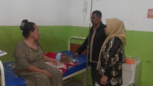 Salah seorang korban keracunan massal yang masih dirawat di Puskesmas Sape, Kabupaten Bima, NTB, Senin, (27/1/2025) pagi. (Istimewa)