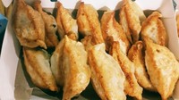 Kuotie 69 di Sunter menawarkan kuotie yang dipadukan dengan daun ketumbar. Enak dimakan pakai bawang putih dan minyak wijen. Harganya Rp 9.000 per buah. Foto: Instagram/Google Review