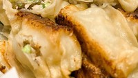 Kuotie di gerai Shantung Kuotie AA87 di Sunter ini dibanderol Rp 3.500 per buah. Kulitnya dibuat homemade dengan isian daging ayam dan sayuran yang royal. Foto: Google Review/Ranselsibungsi Travelogue