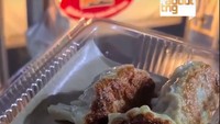 Di kawasan Poris, Tangerang kamu bisa menemukan kuotie gerobakan. Meski kaki lima, tapi rasanya enak dan juicy. Harganya Rp 20.000 per porsi dengan isian 5 buah. Foto:  TikTok/toekangdimsum
