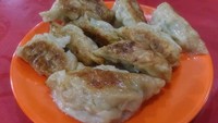 Kuo Tie 33 Sui Kiaw berlokasi di kawasan Sunter. Seporsi kuotie di sini disajikan dengan bawang putih dan dipadukan dengan saus pedas manis. Foto: Instagram/Google Review