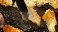Gerai Merrys Kitchen di Sunter ini menawarkan kuotie isi ayam dan udang. Seporsinya dibanderol Rp 35.000 dengan isian 10 buah. Foto: TikTok/tamiemee