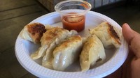 Kuotie Shantung Ling bisa kamu temui di Glodok. Seporsinya dibanderol Rp 20.000 dengan isian 5 buah. Kuotienya disajikan dengan saus asam pedas. Foto: Google Review/Ananda Sevma