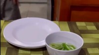 Kuotie di gerai ini punya ukuran yang besar dengan isian ayam dan kucai. Isianya padat dan juicy. Nama gerainya Kuotie Pecay di Gor Padjajaran, Bandung.  Foto: TikTok/amlwhd