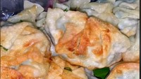 Di pusat kuliner Sudirman Street Bandung kamu akan menemukan gerai Kwotie Nikmat. Kuotienya disajikan dengan acar timun dan saus asam pedas. Foto: TikTok/kireianaktiktok