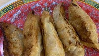 Kuotie yang ditawarkan di gerai Helen Kuotie punya ukuran yang agak anjang. Isiannya padat dengan kulit kuotie yang digoreng renyah. Foto: Google Review/Harjanie Harjanto