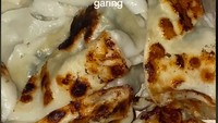 Di kawasan Cibadak, Bandung ada kuotie gerobakan yang menawarkan kuotie ayam dengan bumbu pedas manis. Bernama Kuotie Santung yang harganya Rp 4.000 per buah. Foto: TikTok/kireianaktiktok