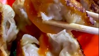 Kuotie gerobakan di Sunter ini tak kalah enak. Namanya Shantung Kwo Thie yang punya kuotie dengan isian yang padat dan juicy. Harga per buahnya Rp 3.500.  Foto: TikTok/jagomakangg