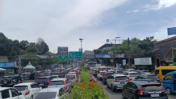 Lalin padat, polisi terapkan one way ke arah Puncak