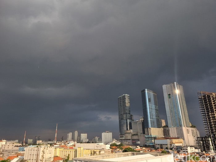 Langit Surabaya berawan