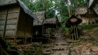 Setiap keluarga memiliki leuit dan bisa menampung padi, bahkan sampai puluhan tahun.